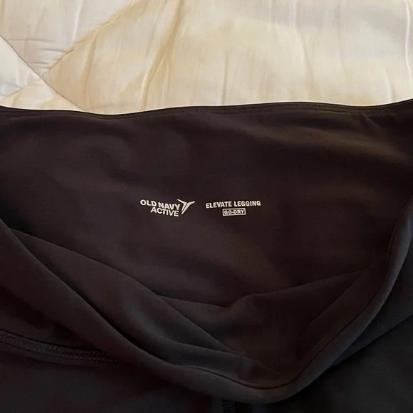 Old Navy Black PowerSoft 15.5” Inseam Crop Capri Women’s Leggings (size XL) - Picture 2 of 6